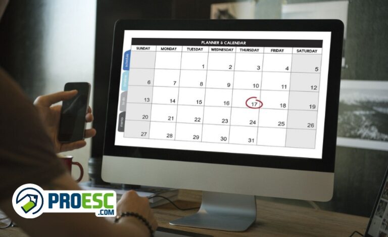 Funcionário fazendo o calendário escolar em um computador