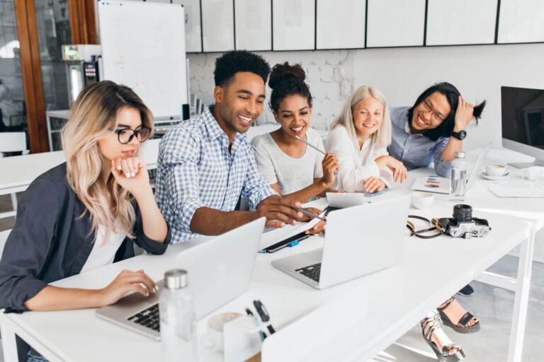 Funcionários e direção da escola fazendo gestão escolar online