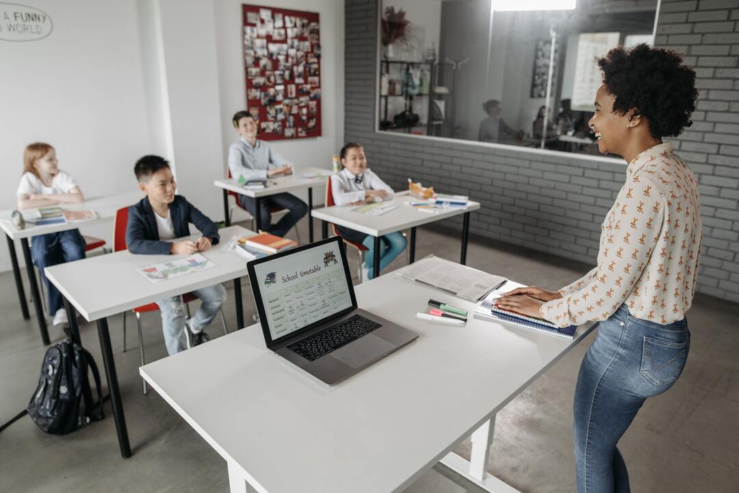 Professora usando sistema de gestão escolar proesc