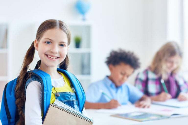 Aluna nova em uma sala de aula em uma escola que faz captação