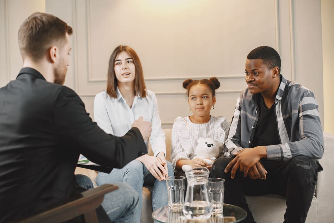 Gestão conversando cm uma familia depois de ter estudado como-organizar a matrícula escolar