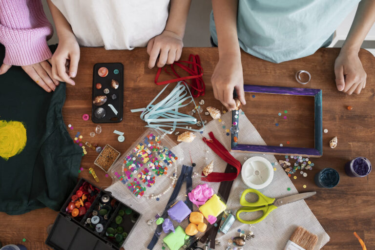 Estudantes fazendo artesanato e demais objetos manualmente, representando a cultura maker.