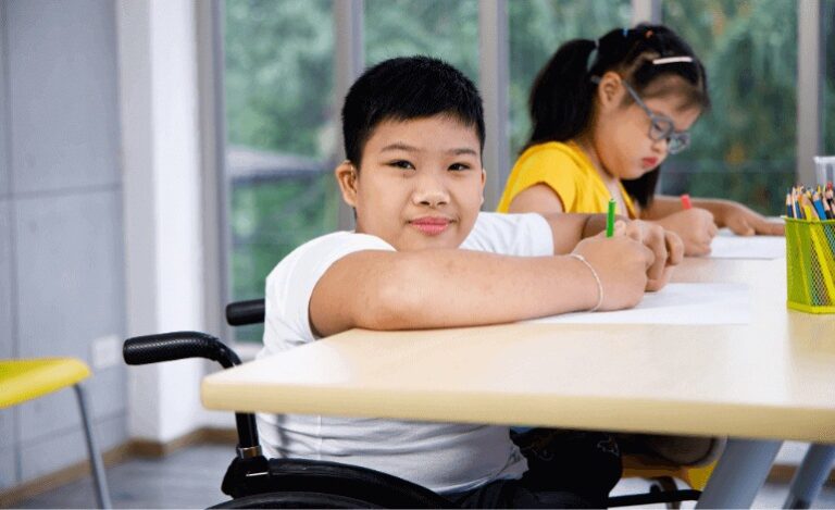 Criança estudando por meio da educação inclusiva