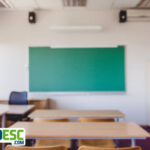 Evasão escolar: imagem mostra sala de aula vazia, com quadro verde.