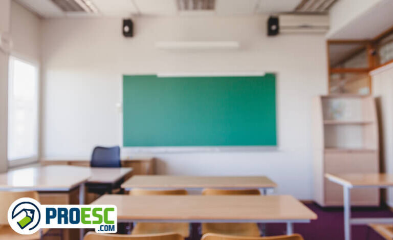 Evasão escolar: imagem mostra sala de aula vazia, com quadro verde.