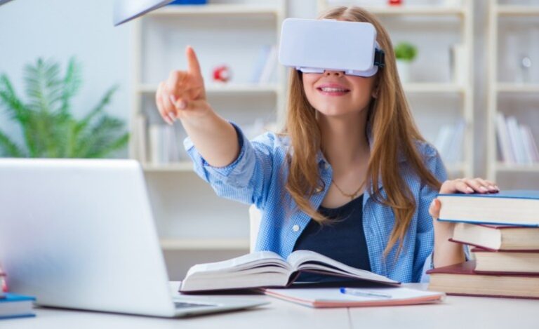 Exemplo de inovação na educação: estudante utilizando um óculos de realidade virtual