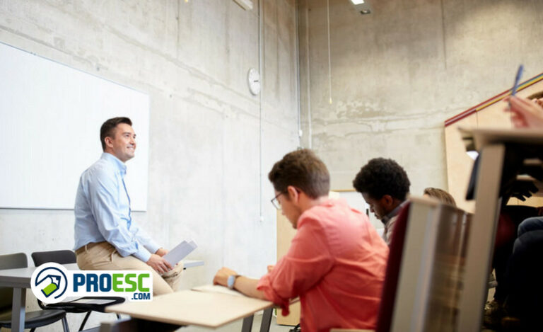 Aplicador do ENEM em destaque em sala de aula com candidatos realizando a prova