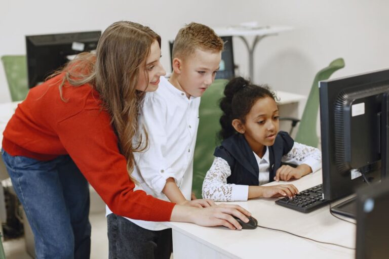 Crianças aprendendo com a tecnologia educacional.