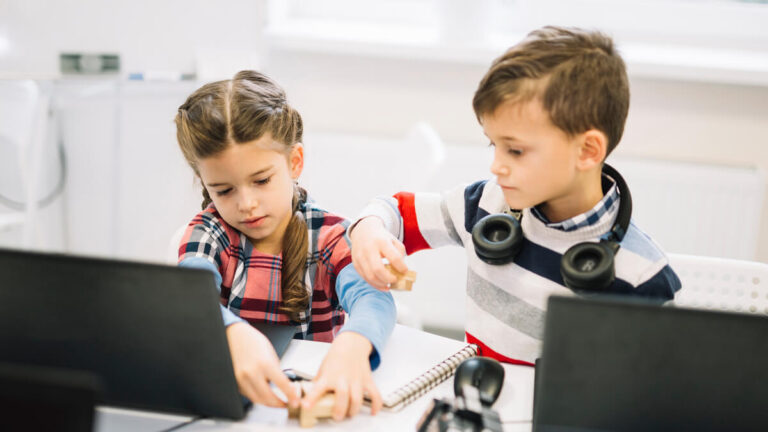 Duas crianças usando tecnologia na educação infantil