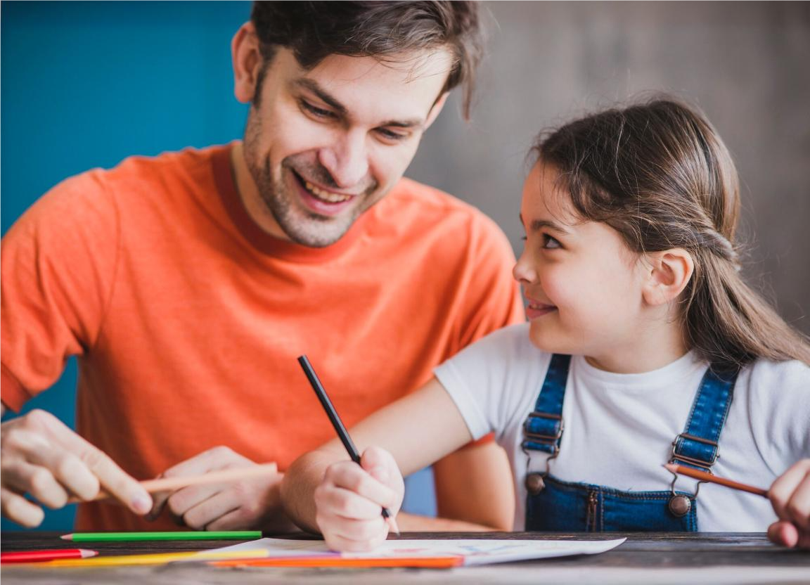 Pai estudando com sua filha