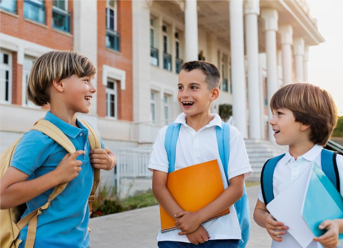 Três garotos conversando a caminho da escola