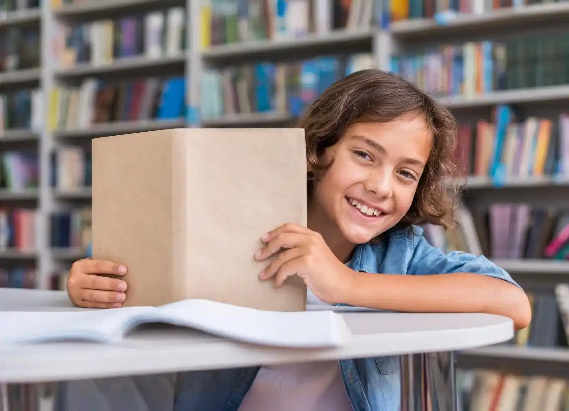 Menino lendo literatura infantil