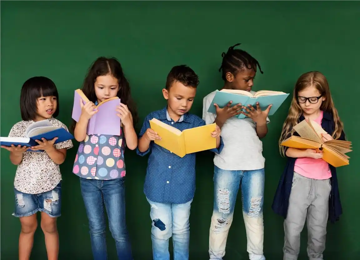 Crianças em sala de aula lendo literatura infantil