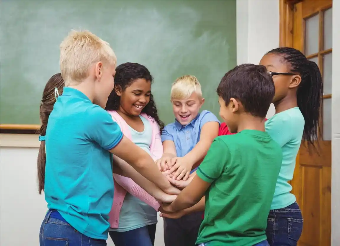 Crianças brincando juntas em aula de diversidade cultural