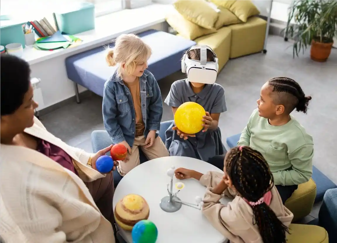 Crianças brincando com jogos em sala de aula com o auxilio da realidade virtual