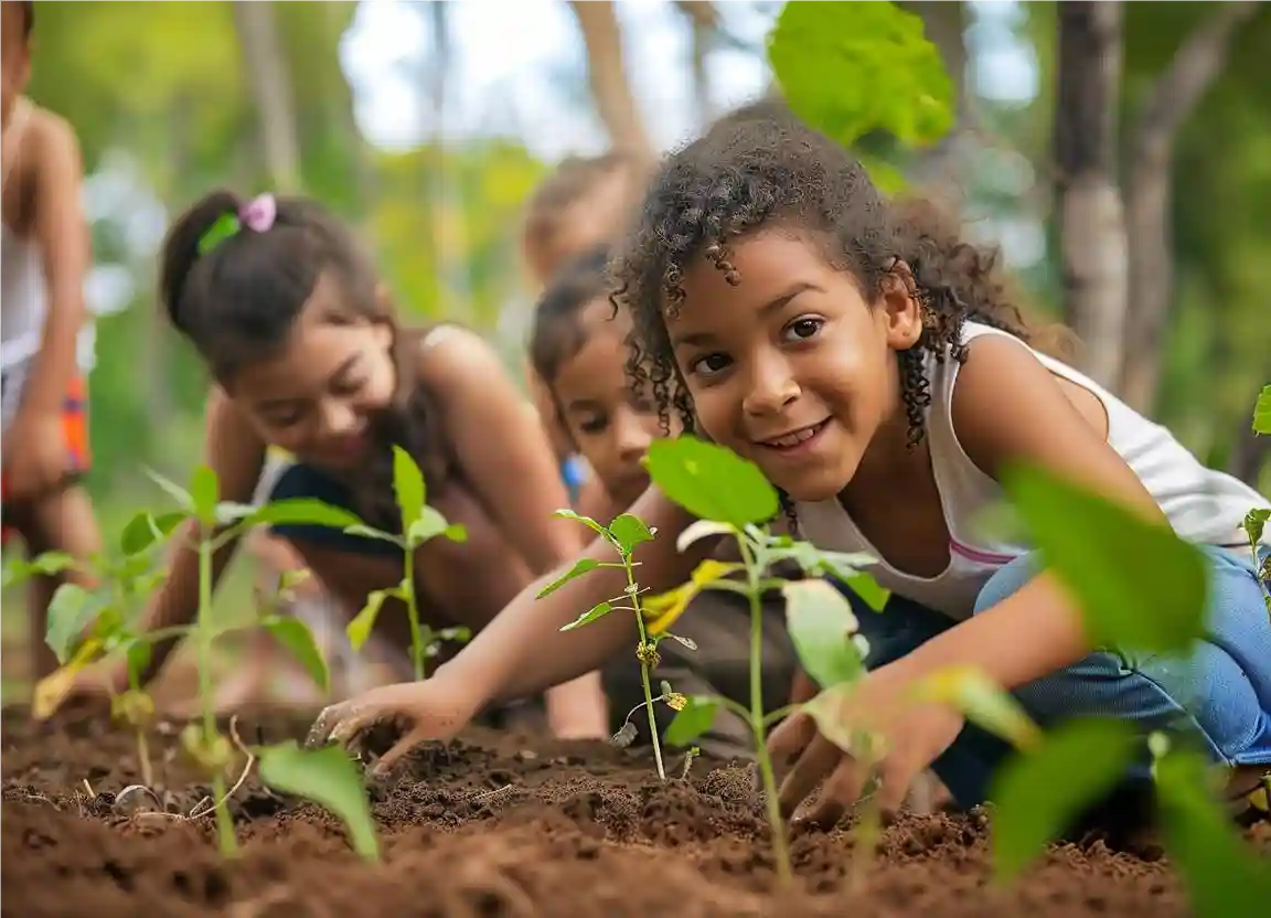 Crianças plantando mudas em aula de consumo consciente