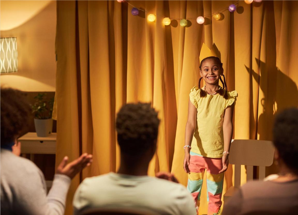 Menina interpretando uma princesa em teatro na escola