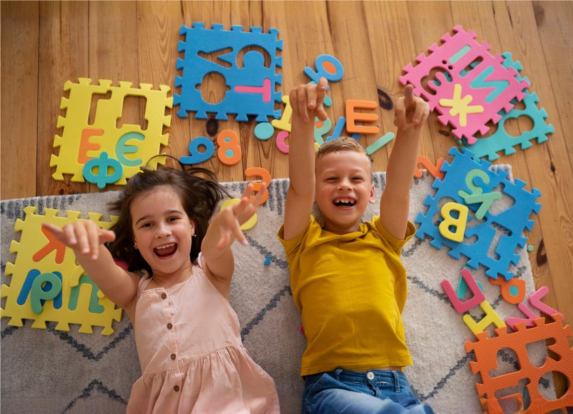 Menino e menina participando de brincadeiras educativas