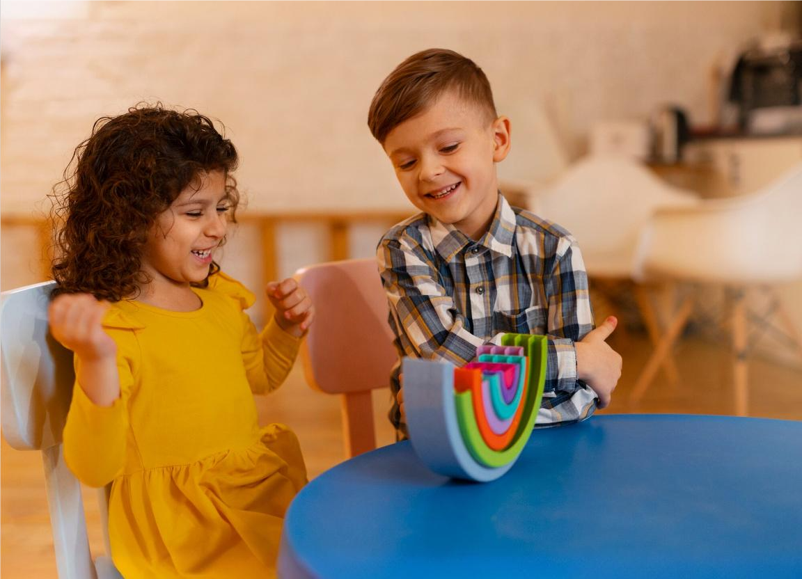 Crianças pequenas participando de uma brincadeira educativa