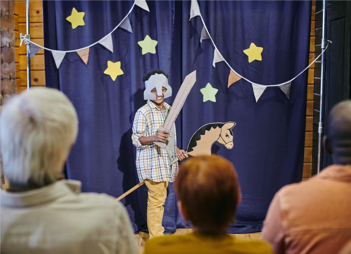 Menino interpretando um cavaleiro em teatro na escola