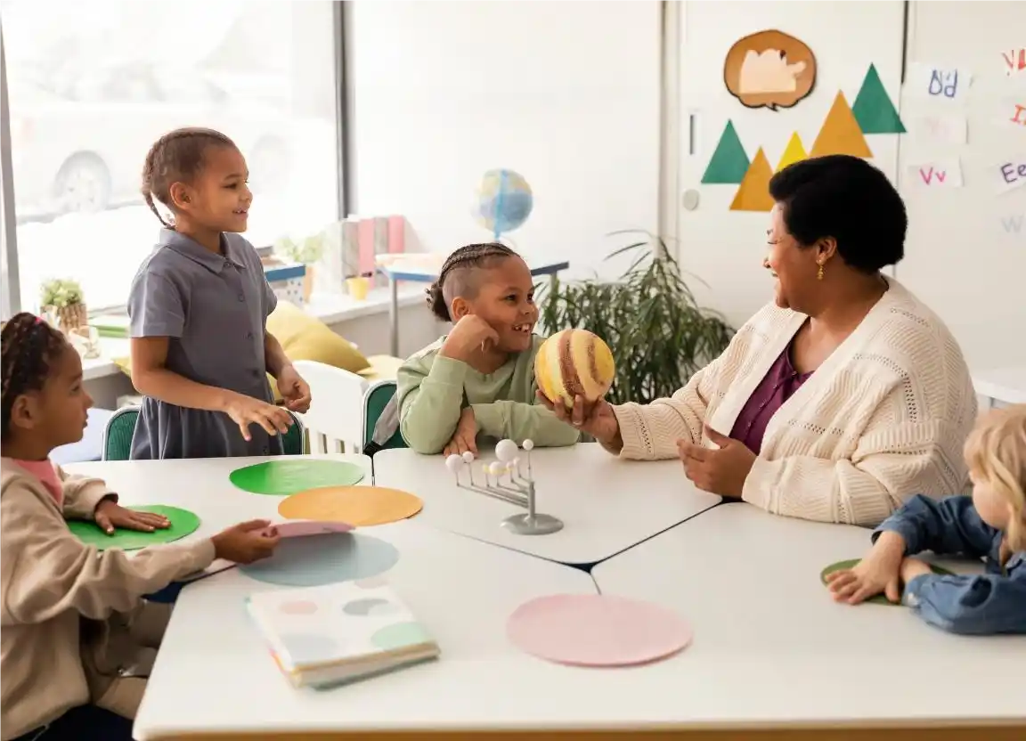 Professora em sala de aula com alunos durante período letivo