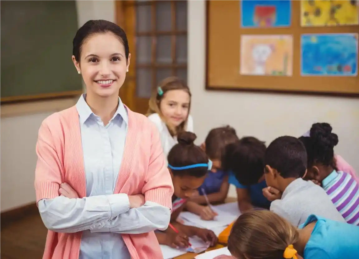 Professora em sua rotina pedagógica