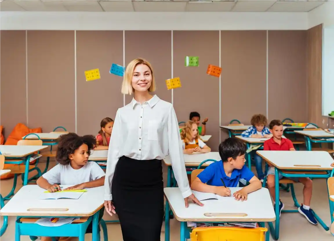 Professora em sala de aula, praticando sua rotina pedagógica