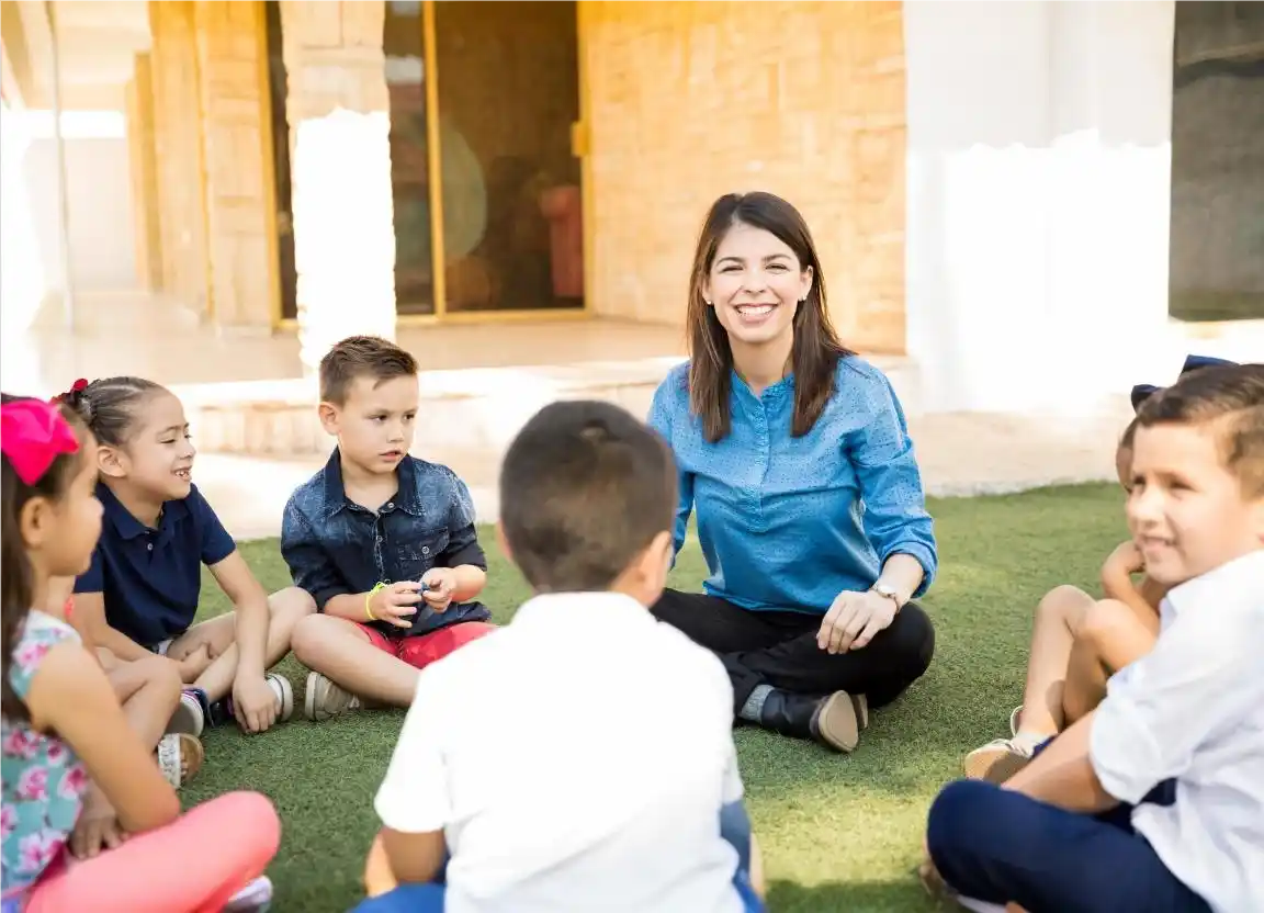 Professora brincando com as crianças em sua rotina pedagógica