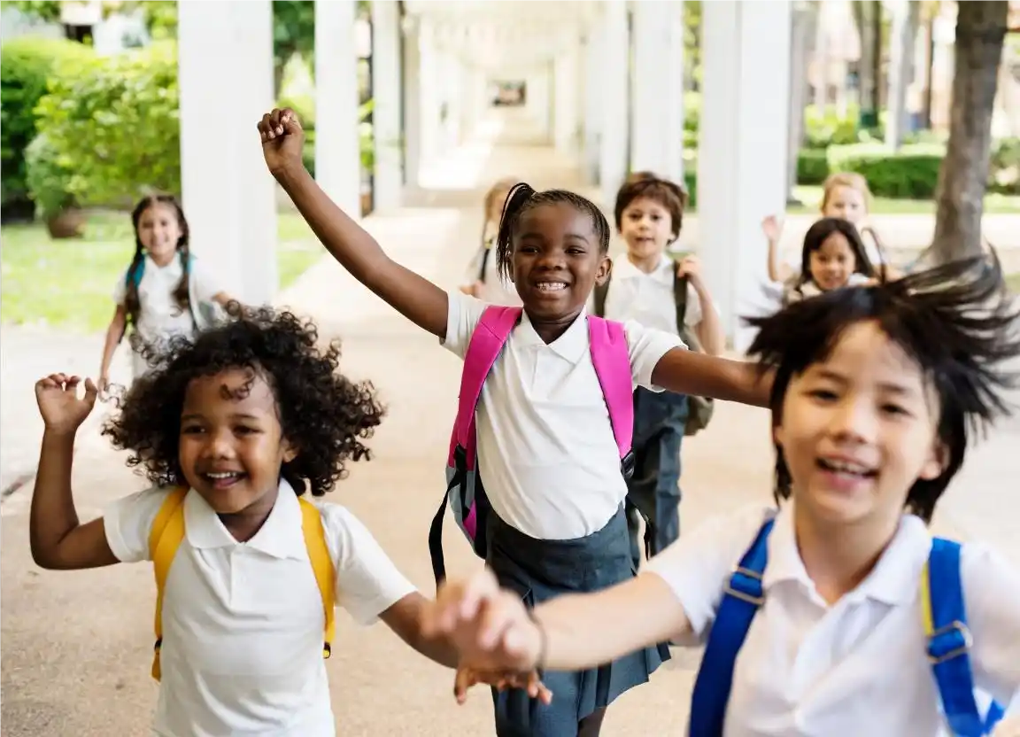 Crianças sorridentes em uma escola que aplica uma boa gestão do tempo