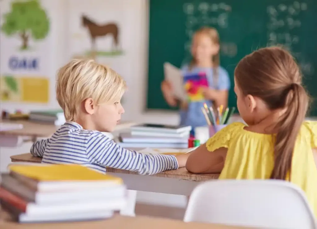 Crianças em aula, seguindo o calendário escolar