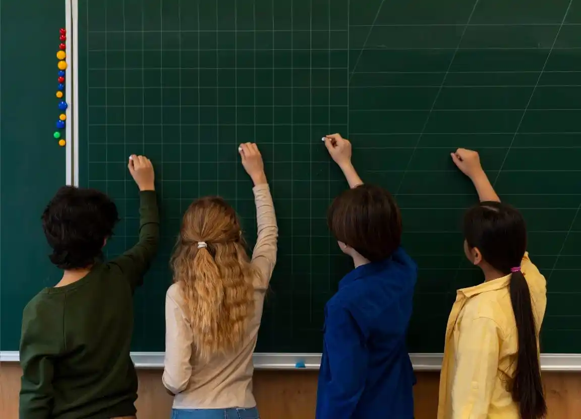 Crianças em atividade interativa, seguindo o calendário escolar