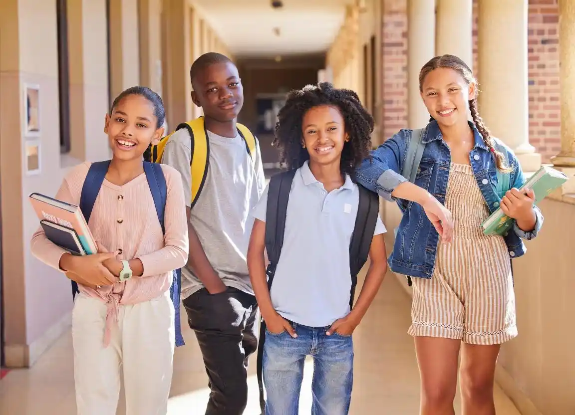 Crianças felizes em corredor de escola, prontos para assistir aulas do planejamento escolar