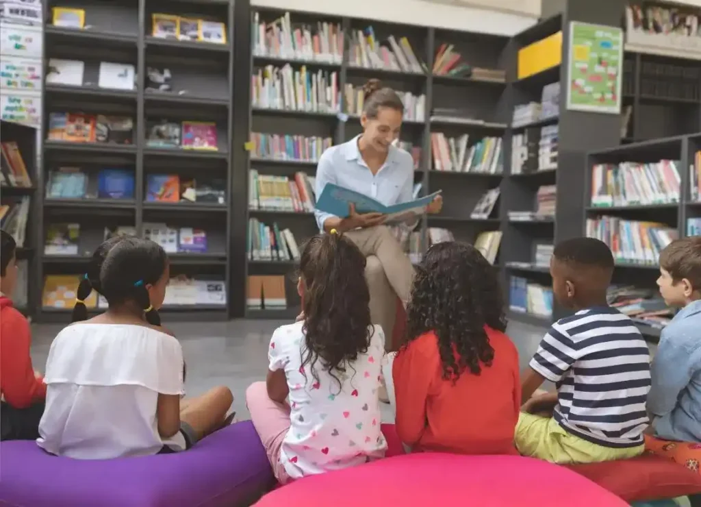 Professora realizando contação de histórias para alunos