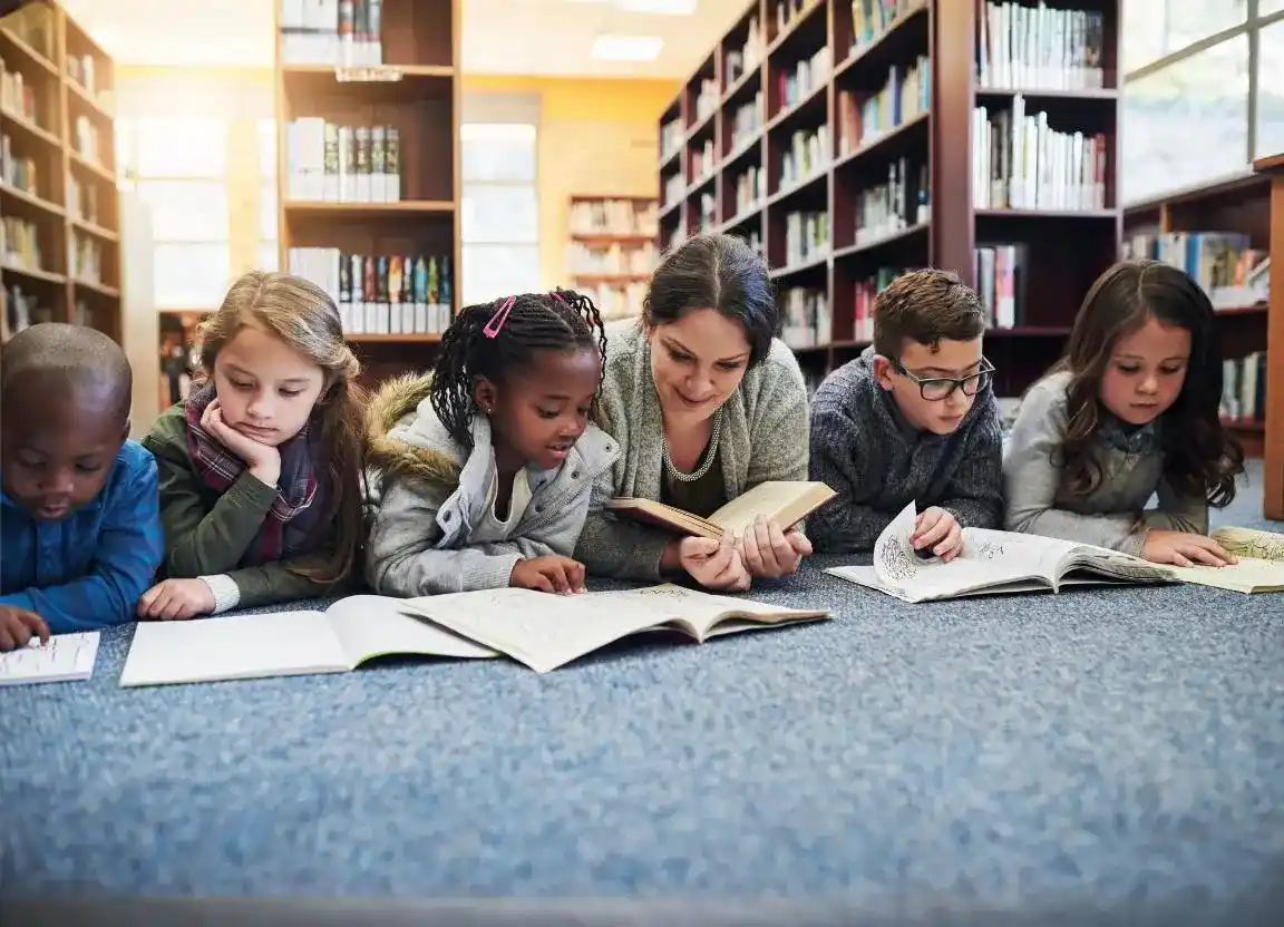 Professora lendo histórias com os alunos