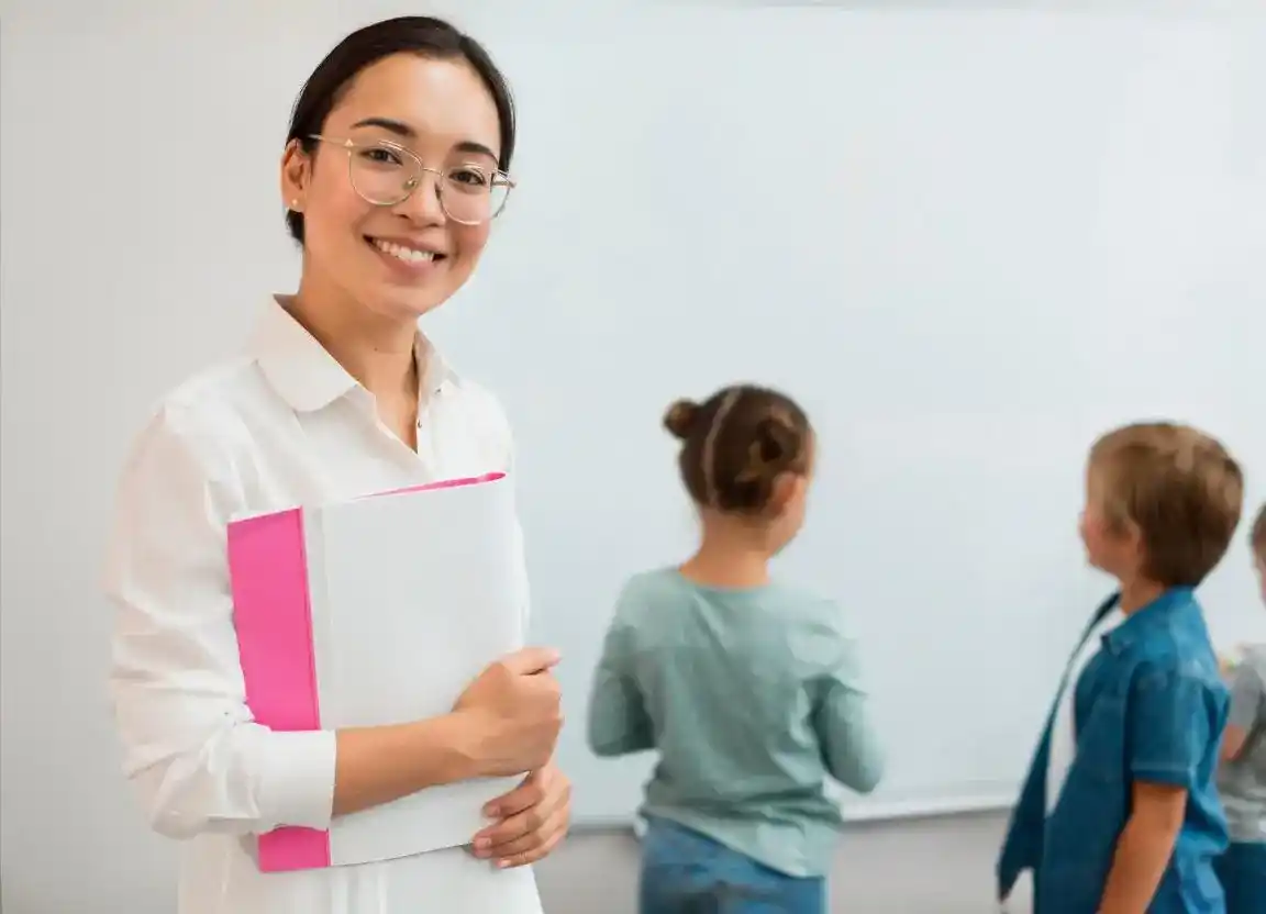 Professora sorridente em sala de aula após valorização