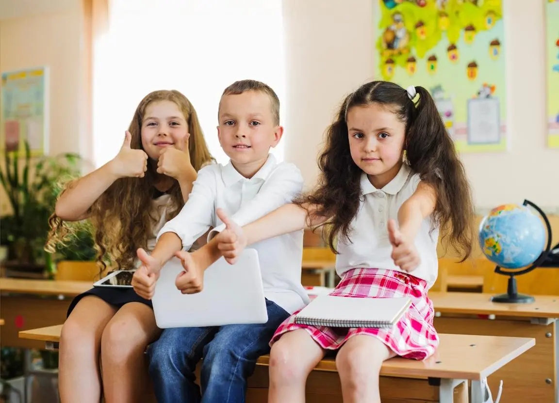 Crianças felizes em sala de aula após participarem do aprendizado com metodologias ativas 