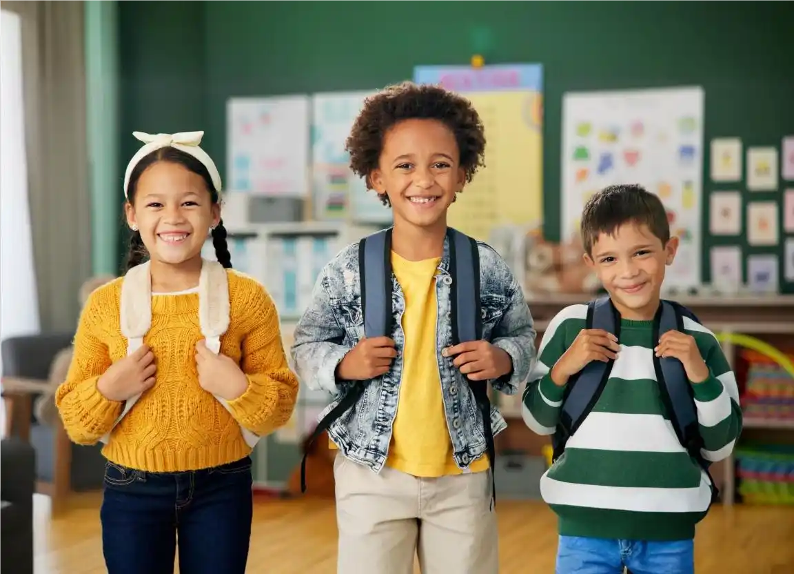 Crianças felizes em escola com baixa inadimplência escolar