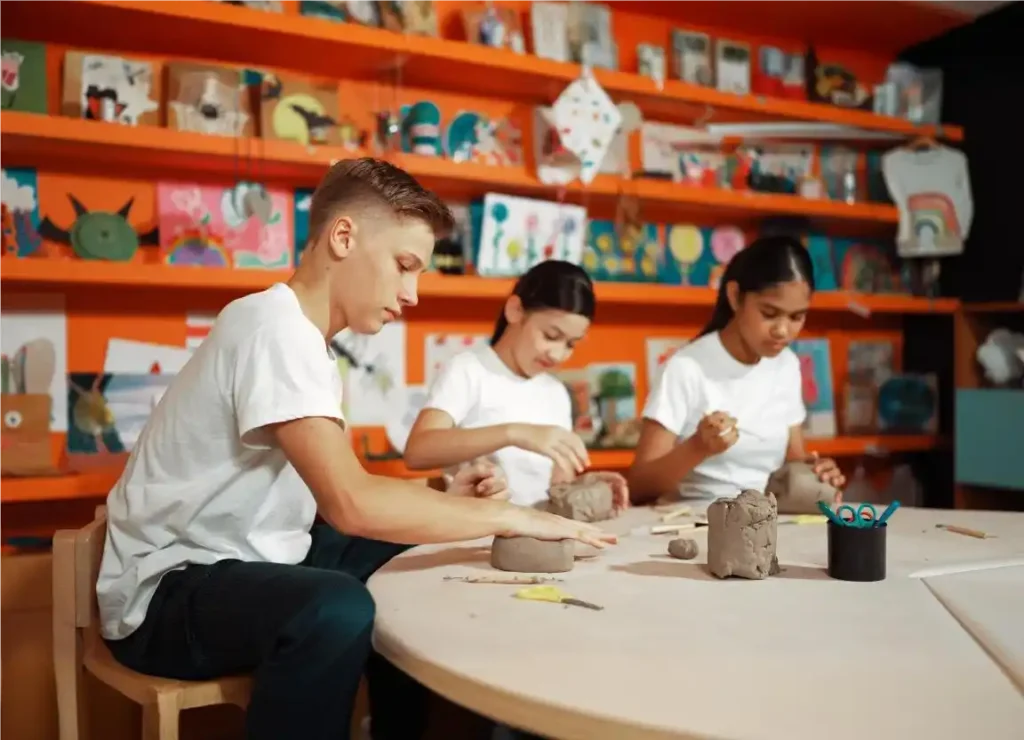 Alunos em aula de cerâmica, um dos exemplos de projetos extracurriculares