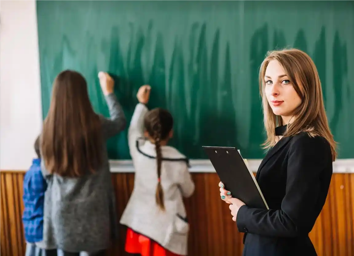 Gestora em sala de aula, analisando o andamento do ensino após capacitação