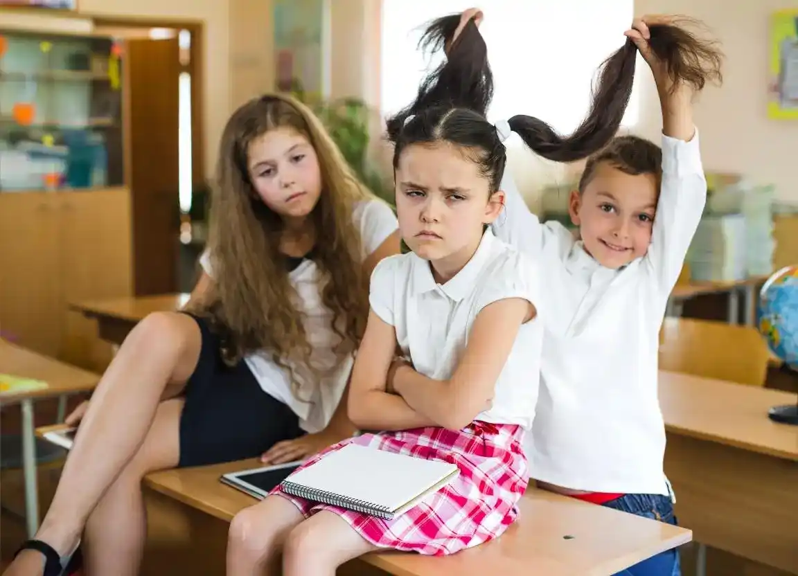 Crianças em conflito em sala de aula