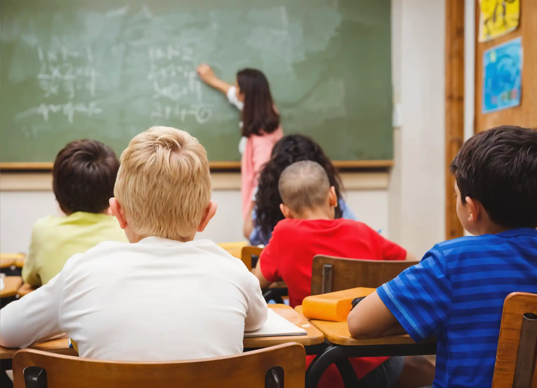 Professora em sala de aula, alinhada as mudanças do setor educacional na escola