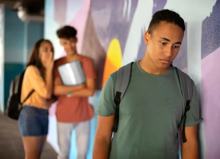 Jovens lidando com preconceito no ambiente escolar